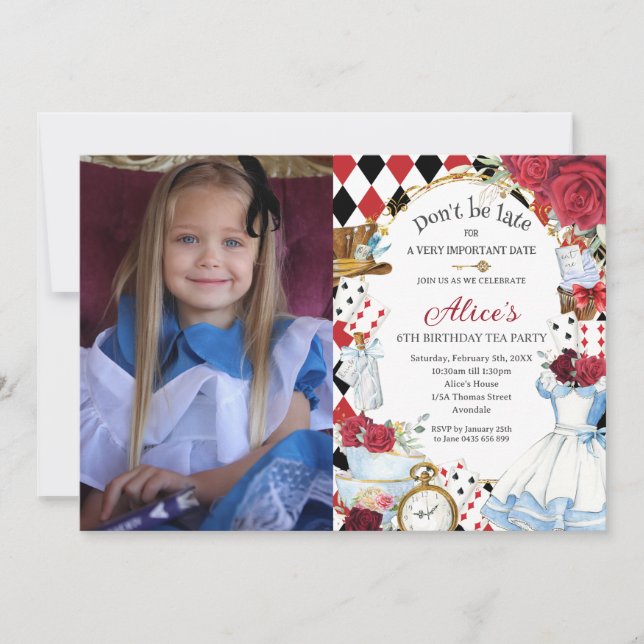Alice im Wunderland Red Floral Birthday Tee Party Einladung (Vorderseite)