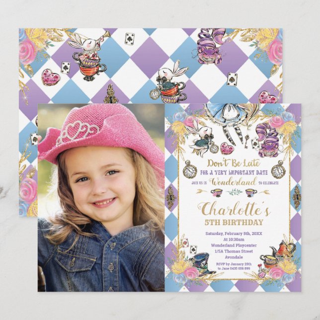 Alice im Wunderland Whimsical Birthday Tee Foto Einladung (Vorne/Hinten)