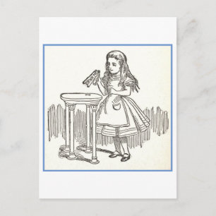 Alice mit der "Drink Me"-Flaschenabbildung Postkarte