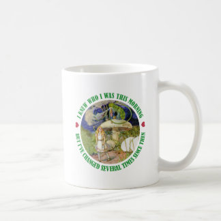 ALICE SAGT, ICH WUSSTE, WER ICH HEUTE MORGEN WAR KAFFEETASSE