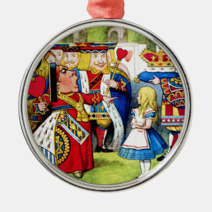 Alice trifft die Königin der Herzen im Märchenla Ornament Aus Metall