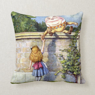 Alice und Humpty Dumpty in Wunderland Kissen