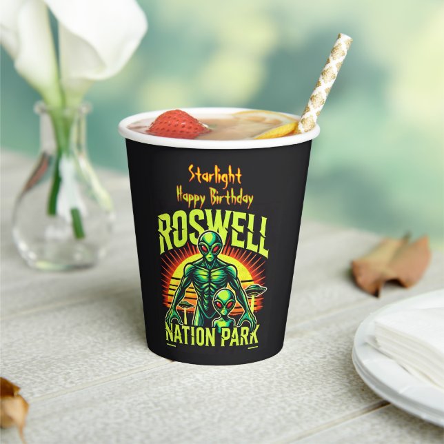 Alien Adventures starten hier in Roswell! Pappbecher (In Situ)