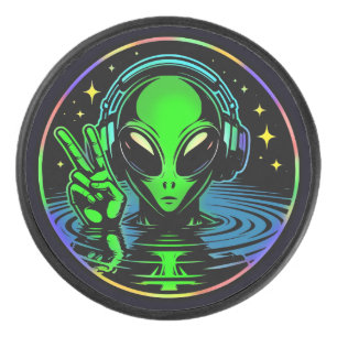 Alien auf Kopfhörern, die Friedenszeichen verleihe Eishockey Puck