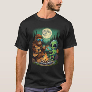 Alien Bigfoot Genießen Campfire Guita Moonlit Wald T-Shirt