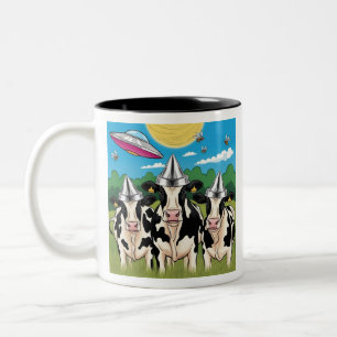 Alien Cow Tin Foil Hat T-Shirt, UFO UAP Zweifarbige Tasse