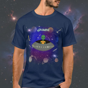 Alien dans un vaisseau spatial portant un t-shirt 