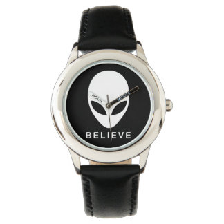 Alien glaubt armbanduhr