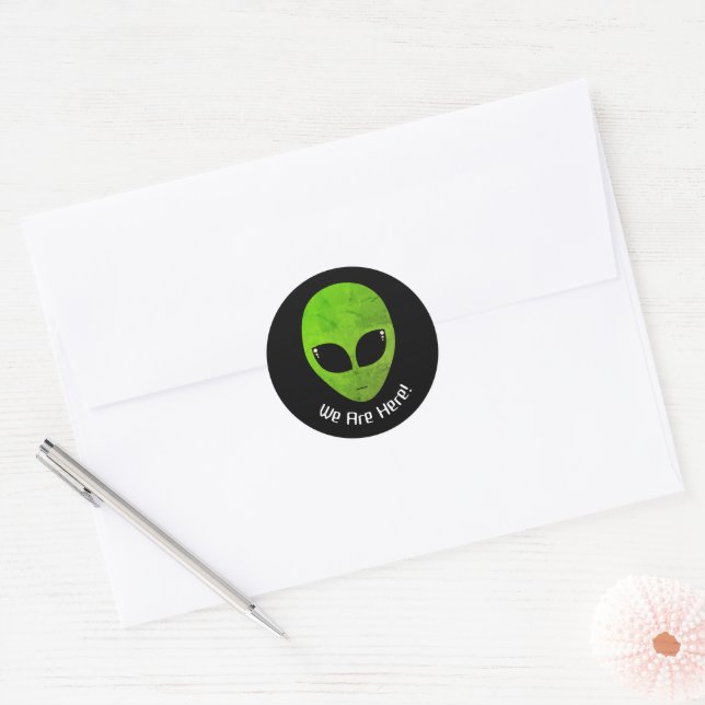 Alien Green Head, wir sind hier Runder Aufkleber (Umschlag)