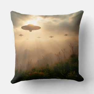 Alien Holding Kittens Kissen