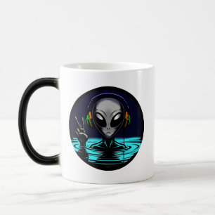 Alien im Wasser mit Kopfhörern, die Friedenszeiche Verwandlungstasse