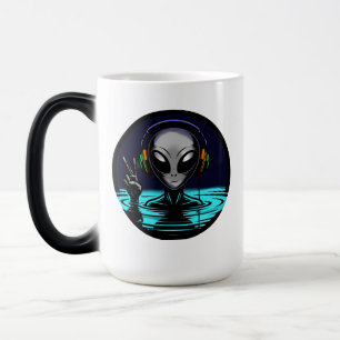 Alien im Wasser mit Kopfhörern, die Friedenszeiche Verwandlungstasse