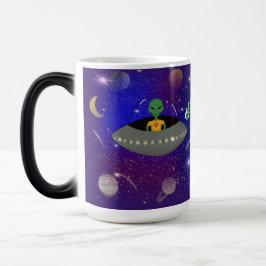 Alien in einem Raumschiff mit einem neuen T - Shir Verwandlungstasse