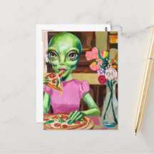 Alien in Pink Pizza mit Blume Vase essen