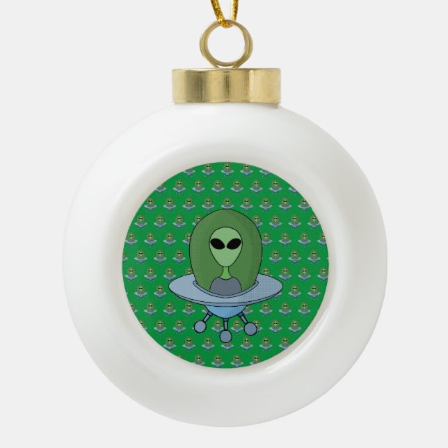 Alien in seinem kleinen Raumschiff Keramik Kugel-Ornament (Vorderseite)