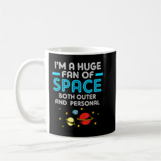 Alien ist ein riesiger Fan von Weltraum, sowohl dr Kaffeetasse