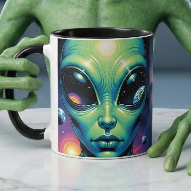 Alien mit Planeten-Reflektionen in den Augen Tasse (Von Creator hochgeladen)