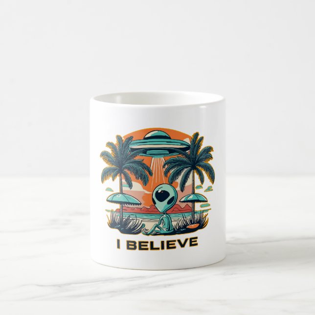 Alien mit UFO I BELIEVE Kaffeetasse (Mittel)