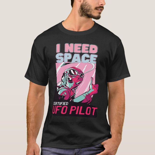 Alien UFO Pilot  I Need Space T-Shirt (Vorderseite)