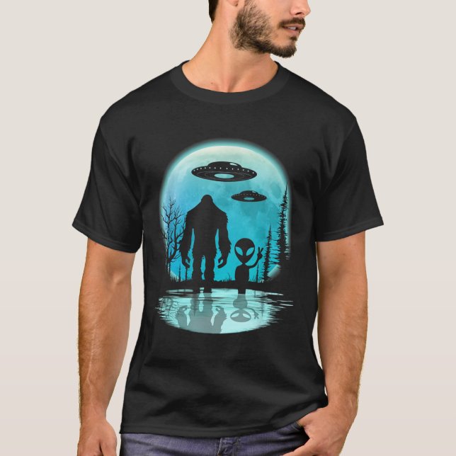 Alien und Bigfoot unter dem Mond T-Shirt (Vorderseite)