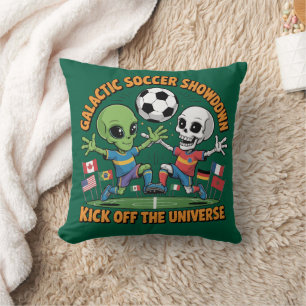 Alien vs Skelett Galaktischer Fußball-Showdown L Kissen