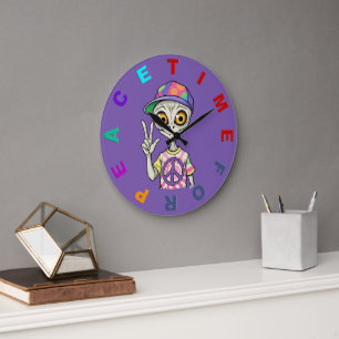 Alien zeigt das Hand Peace Zeichen 1 Große Wanduhr