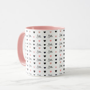 Alignierte rosa Herzen mit Name wiederholt Tasse