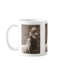Alimentant aux chèvres la tasse