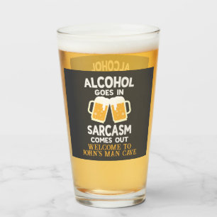Alkohol kommt in weißem, gelben Funny Text Glas