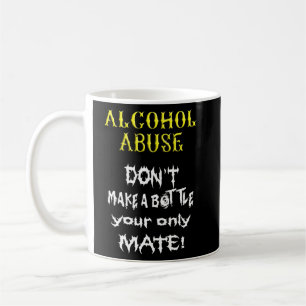 Alkoholiker machen eine Flasche zu Ihrem einzigen  Kaffeetasse