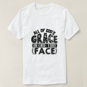 All Gottes Gnade in einem kleinen Gesicht Baby T-Shirt