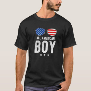 Alle amerikanischen Jungen mit Sonnenbrille und US T-Shirt