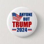 Alle außer Trump Funny 2024 Wahl Button<br><div class="desc">Stimmen Sie bei den Wahlen 2024 für jeden außer Trump. Republikaner und Demokraten müssen sich gegen Donald Trump vereinen und Joe Biden wählen,  um Amerika sicher behalten. Amerikanische Flagge auf einem Knopf mit Anti-Trump-Nachricht.</div>