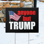 Alle außer Trump Funny 2024 Wahl Gartenschild<br><div class="desc">Ein lustiges Anti-Trump-Werftzeichen mit der amerikanischen Flagge und "Anyone but Trump",  das für Amerikaner gegen Donald Trump geschrieben wurde. Zeigen Sie Ihren Patriotismus und schützen Sie Ihr Land vor der Führung eines Tyrannen. Wählen Sie bei den Wahlen 2024 für alle anderen.</div>
