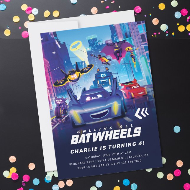 Alle Batwheels™-Kindergeburtstag Einladung (Invitation on table)