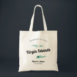 Alle Colour Jungfrau Islands Wedding Welcome Bag, Tragetasche<br><div class="desc">Hochzeitswochenende Begrüßungsgeschenktasche für Gäste aus der Jungfrau, die sich auf Ihre Hochzeit freuen. Sie können die Farben für jeden Teil dieses Designs bearbeiten und das Herz an den Ort Ihrer Hochzeit bringen. Klicken Sie zum Ändern der Farben auf Personalisieren und dann auf "Bearbeiten mit dem Entwurfstool". Wählen Sie das Element...</div>