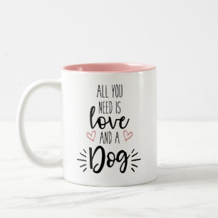 Alle, die Sie benötigen, ist Liebe und eine Zweifarbige Tasse