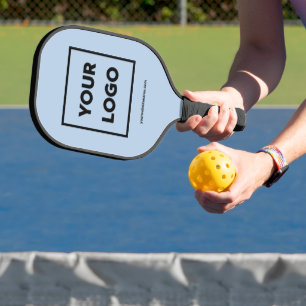Alle Formen von Firmenlogo und Website auf hellbla Pickleball Schläger