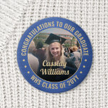 Alle Foto-Glückwünsche für Text-Abschluss Blau und Button<br><div class="desc">Sprechen Sie mit Glückwunsch und zeigen Sie Ihren Stolz auf den Absolvent mit coolen personalisierten Foto-Buttons / Abzeichen. (IMAGE PLACEMENT TIP: Eine einfache Möglichkeit, ein Foto genau so zu zentrieren, wie Sie es gewollt haben, ist es, es einzuschneiden, bevor Sie es auf die Zazzle-Website hochladen.) Der gesamte Text ist einfach...</div>