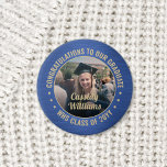 Alle Foto-Glückwünsche für Text-Abschluss Blau und Button<br><div class="desc">Sprechen Sie mit Glückwunsch und zeigen Sie Ihren Stolz auf den Absolvent mit coolen personalisierten Foto-Buttons / Abzeichen. (IMAGE PLACEMENT TIP: Eine einfache Möglichkeit, ein Foto genau so zu zentrieren, wie Sie es gewollt haben, ist es, es einzuschneiden, bevor Sie es auf die Zazzle-Website hochladen.) Der gesamte Text ist einfach...</div>