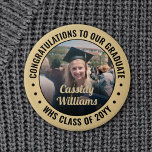 Alle Foto-Glückwünsche für Text-Abschluss, Schwarz Button<br><div class="desc">Sprechen Sie mit Glückwunsch und zeigen Sie Ihren Stolz auf den Absolvent mit coolen personalisierten Foto-Buttons / Abzeichen. (IMAGE PLACEMENT TIP: Eine einfache Möglichkeit, ein Foto genau so zu zentrieren, wie Sie es gewollt haben, ist es, es einzuschneiden, bevor Sie es auf die Zazzle-Website hochladen.) Der gesamte Text ist einfach...</div>