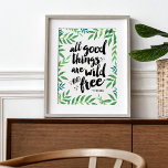 Alle guten Dinge sind frei und frei | Art Print Poster<br><div class="desc">Alle guten Dinge sind wild und frei. Design zeigt das Zitat von Thoreau in knackigem,  schwarzem Pinselstrich-Text,  umgeben von dschungelgrünen botanischen Blätter in Aquarell.</div>