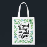 Alle guten Dinge sind frei und kostenlose Angebote Wiederverwendbare Einkaufstasche<br><div class="desc">Erinnern Sie sich daran,  dass es gut ist,  wild und frei zu sein... Thoreau hat das gesagt. Hübsche Tasche zeigt das Zitat in schwarzem Pinselstrich Text,  umgeben von grünen Aquarell tropischen Blätter.</div>