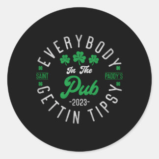 Alle im Pub bekommen Tipsy 2023 St Patrick Runder Aufkleber
