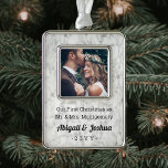 Alle Imitate des Fotos, die neu geschrieben wurden Rahmen-Ornament Silber<br><div class="desc">Feiern Sie einen fröhlichen 1. Urlaub als verheiratetes Paar mit einem maßgeschneiderten Foto "Unser erstes Weihnachtsfest als Mr. & Mrs." Imitate Marmor rechteckigen Metall-Ornament. Das Bild und der gesamte Text auf dieser Vorlage sind einfach zu personalisieren. (IMAGE-DESIGN-TIPP: Um das Foto genau so zu zentrieren, wie Sie gewollt haben, schneiden Sie...</div>