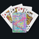 Alle Namenskollaps Spielkarten<br><div class="desc">Diese Karten haben deinen Namen auf sie geschrieben! Dieses lustige Kartenspiel zeichnet sich durch ein farbenfrohes Girly-Design aus, in dem eine Collage mit dem Namen Ihrer Wahl in verschiedenen Schriftart und Farben erscheint. Die Namen werden auf einem blauen Hintergrund mit bunten Blume angezeigt. Ein tolles Geschenk oder Gastgeschenk für eine...</div>