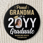 Alle Text- und Graduiertentitel des Fotos Proud Om Button<br><div class="desc">Zeigen Sie Ihren Stolz auf den Absolventen mit einem stilvollen personalisierten Foto-Abschluss-Button. (IMAGE PLACEMENT TIP: Eine einfache Möglichkeit, ein Foto genau so zu zentrieren, wie Sie es gewollt haben, ist es, es einzuschneiden, bevor Sie es auf die Zazzle-Website hochladen.) Das Bild und der gesamte Text auf dieser Vorlage sind einfach...</div>