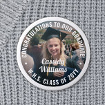 Alle Texte Abschluss Foto Herzlichen Glückwunsch M Button<br><div class="desc">Sprechen Sie mit Glückwunsch und zeigen Sie Ihren Stolz auf den Absolvent mit coolen personalisierten Foto-Buttons / Abzeichen. (IMAGE PLACEMENT TIP: Eine einfache Möglichkeit, ein Foto genau so zu zentrieren, wie Sie es gewollt haben, ist es, es einzuschneiden, bevor Sie es auf die Zazzle-Website hochladen.) Der gesamte Text ist einfach...</div>