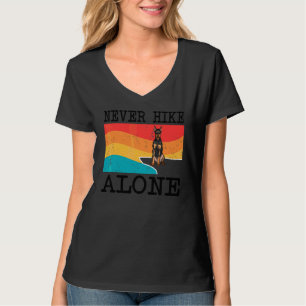 Allein wandern nie Deutsche Pinscher Grafik Wander T-Shirt