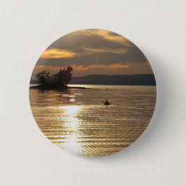 Alleiner Kajak auf dem See Button